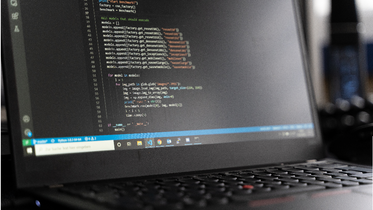 Laptopbildschirm mit Code