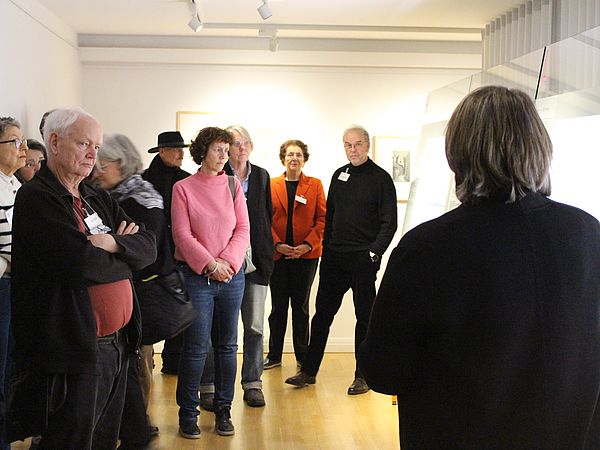Besucher:innen im Wagenfeld Haus schauen in eine Vitrine.