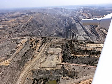 Blick von oben, aus einem Flugzeug aufgenommen, auf den Kohletagebau im Bowen Basin.