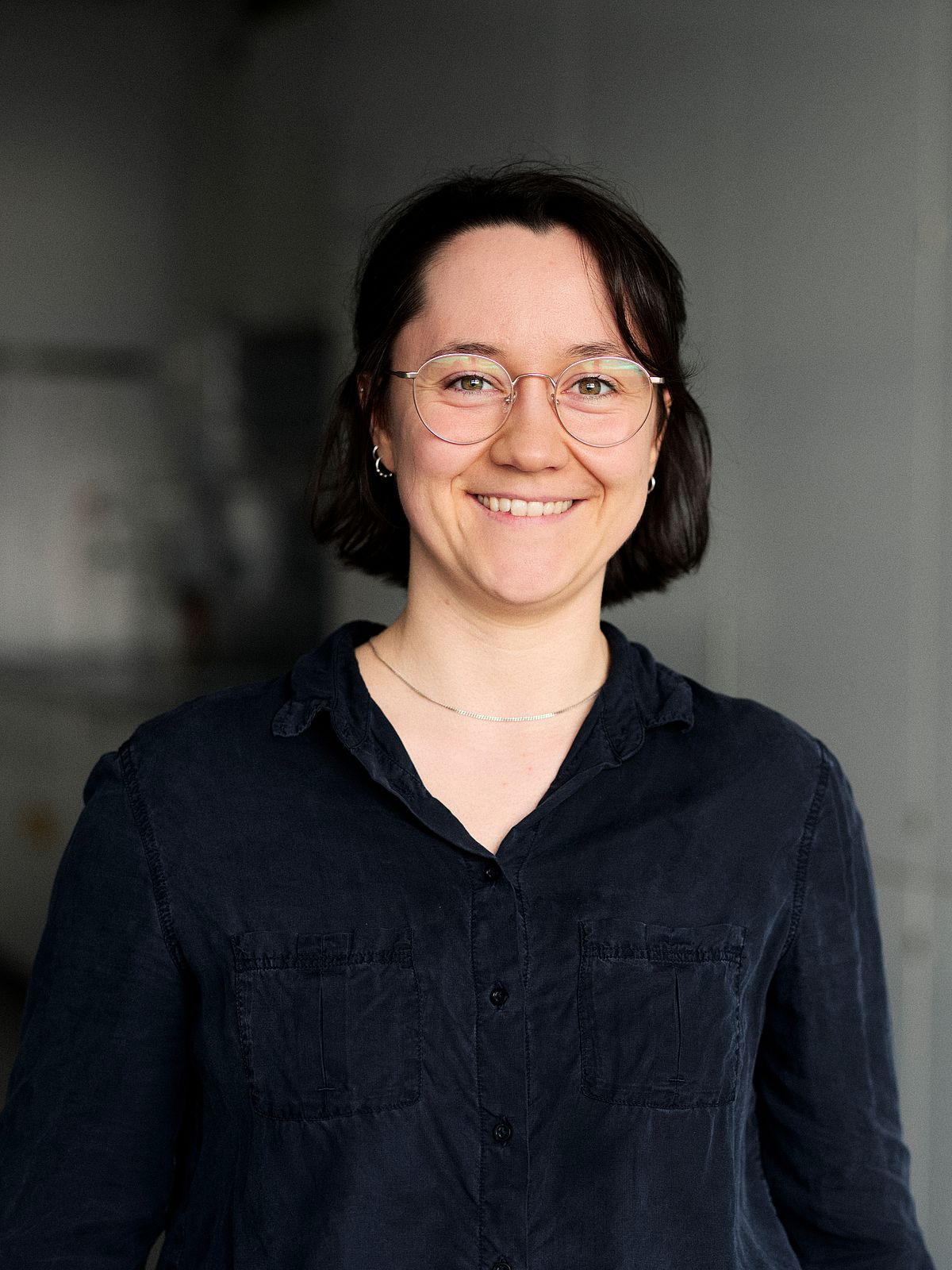 Sara looks friendly into the camera.