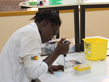 Afrikanische Frau im Labor.