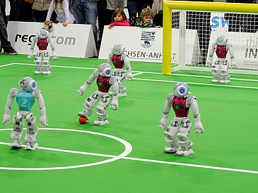 Humanoide Roboter spielen Fußball.