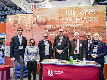 Bürgermeister Bovenschulte auf dem Humans on Mars Messestand