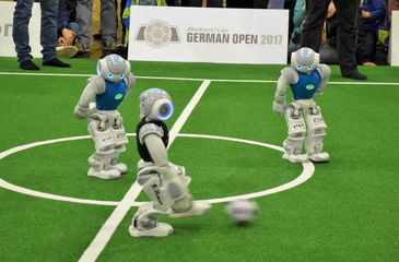 Roboterspieler setzt zum Torschuss an.