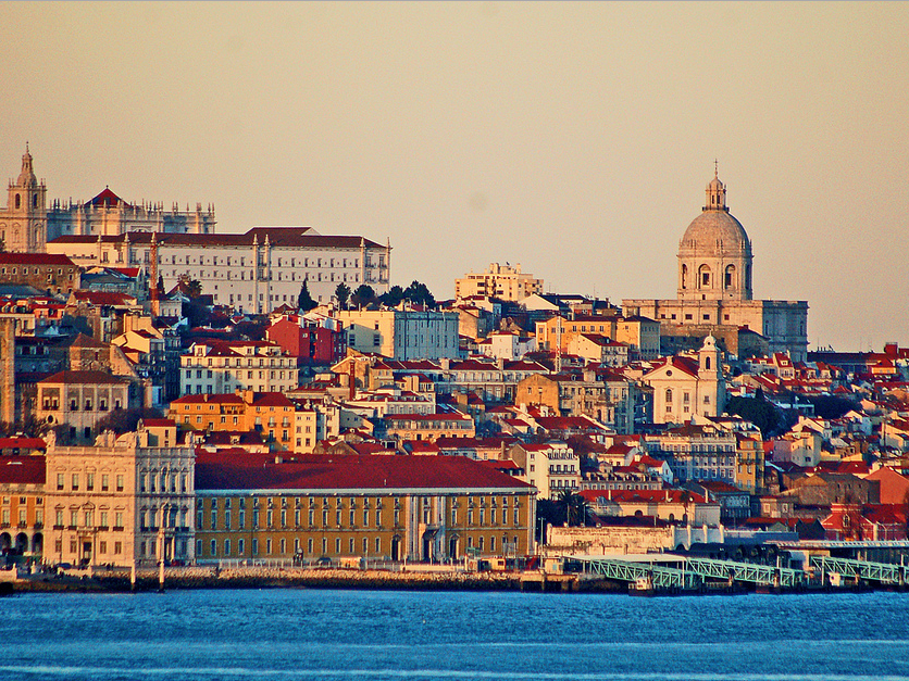 Lissabon Sonnenuntergang von der Küste aus fotografiert