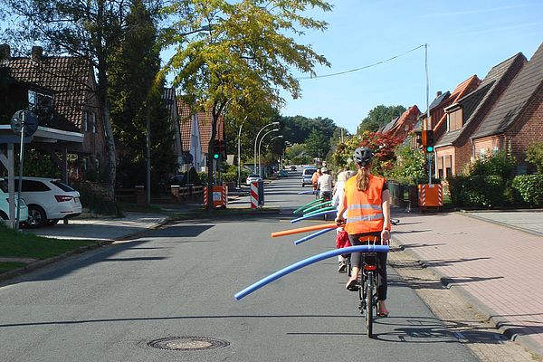 Fahrradfahrer:innen - Demonstration für das richtige Abstandhalten im Straßenverkehr, Ritterhude