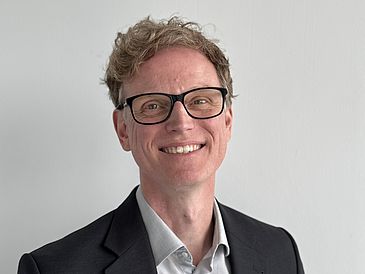 Dr. Lars Henning
