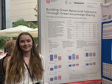 Annelie Lorber neben ihrem Poster auf der EAOHP