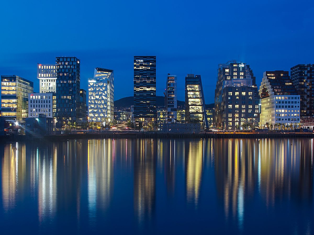 Olso vom Meer aus fotografiert bei Nacht, Gebäude spiegeln sich