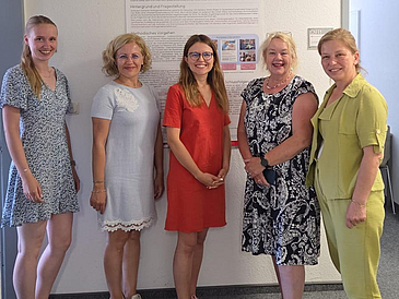v.l. nach rechts: Miriam Steens, Gruppenbild mit Ayşe Meydanlıoğlu, Buğse Yüceer, Karin Wolf-Ostermann, Nilgün Aksoy