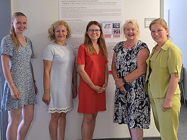 v.l. nach rechts: Miriam Steens, Gruppenbild mit Ayşe Meydanlıoğlu, Buğse Yüceer, Karin Wolf-Ostermann, Nilgün Aksoy