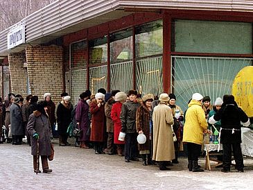 queuing in Moscow in the 90s