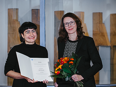 Paria Moraghebi mit Dr. Mandy Boehnke, Konrektorin für Internationalität, wissenschaftliche Qualifizierung und Diversität.