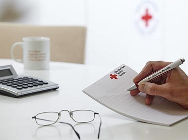 Notizblock mit Logo des Deutschen Roten Kreuzes