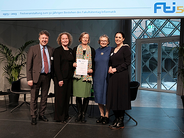 At the award ceremony (from left to right): Professor Rolf Drechsler (dean of the Faculty of Mathematics / Computer Science), Henrike Illig (research assistant in the Center of Excellence for Women in Science and Technology), Veronika Oechtering (academic director of the Center of Excellence for Women in Science and Technology), Professor Christiane Floyd (laudatory speaker), and Professor Sanaz Mostaghim (chairperson of the jury).