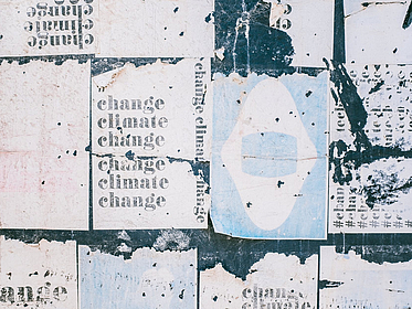 climate change plakate übereinander geklebt