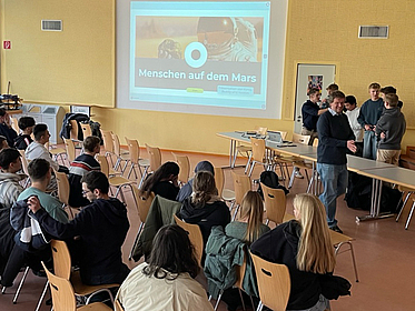 Schüler:innen bei einem Vortrag.