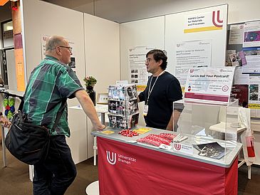 Open Campus Stand von MAPEX, Menschen im Gespräch