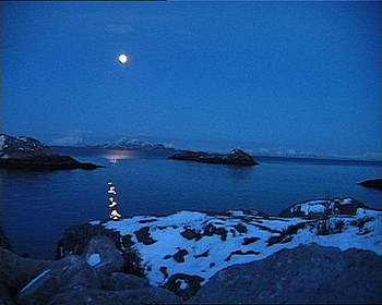 filmstill blaue Seelandschaft mit Mond