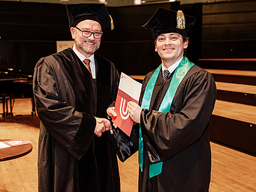 Prof. Dr. Missong congratulates Dr. Horn for his dissertation