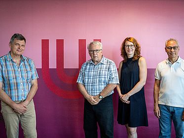 Foto von Dr. Mandy Boehnke, Ruediger Mueller, Donald Bruce und Peter Haddawy vor Hintergrund mit Uni Bremen-Logo