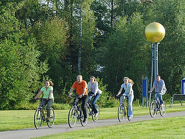 Gruppe von Fahrradfahrern im Park