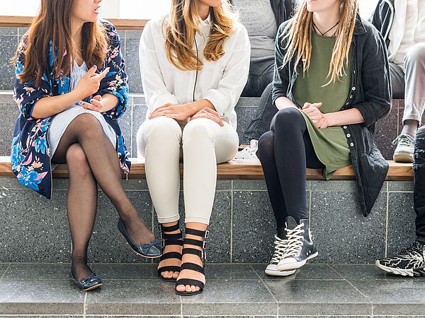Studierende, Sitzend auf einer Treppe