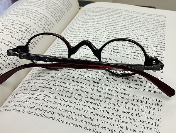 Buch und Brille
