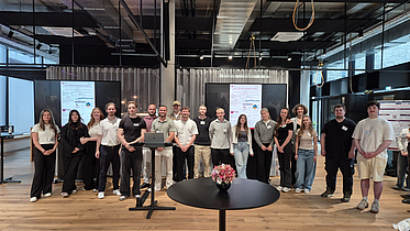 Studierende vor Smartboards