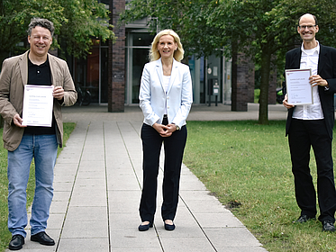 Die beiden Preisträger mit Konrektorin Jutta Günther