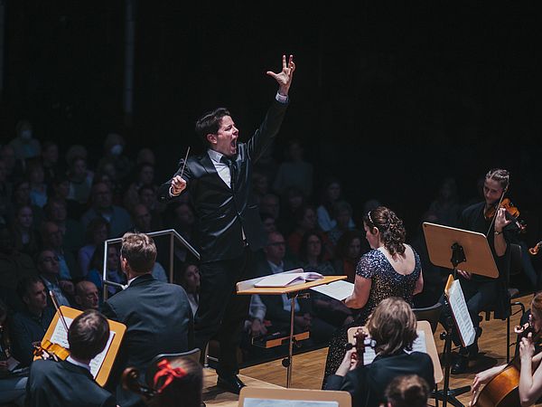 Semesterabschlusskonzert in der Glocke: Universitätsmusikdirektor Mariano Chiacchiarini im Fokus