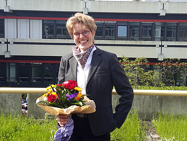 Lächelnde Frau mit einem Blumenstrauß