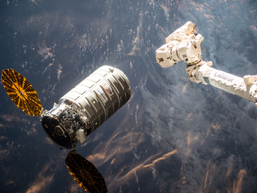 Raumtransporter kurz vor dem Ankoppeln an die ISS
