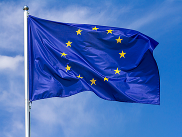 EU-Fahne vor blauem Himmel
