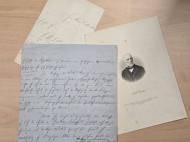 Beispiele aus dem Nachlass Adolf Bastian: zwei seiner handschriftliche Briefe und ein zeitgenössisches Portrait von Adolf Bastian.