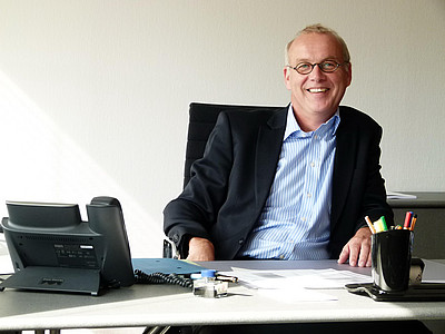 A portrait of Professor Scholz-Reiter behind his desk.