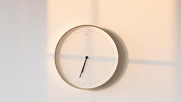 Uhr vor weißer Wand