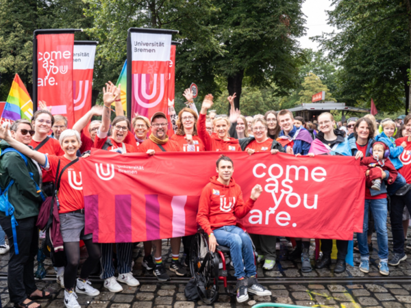 Mitarbeiter:innen der Universität auf dem CSD in Bremen 2026