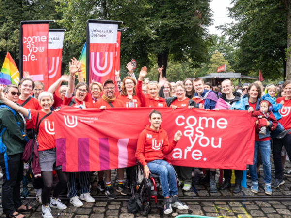 Mitarbeiter:innen der Universität auf dem CSD in Bremen 2026