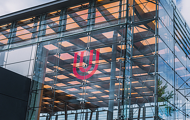 Die Glashalle spiegelt sich im Sonnenschein