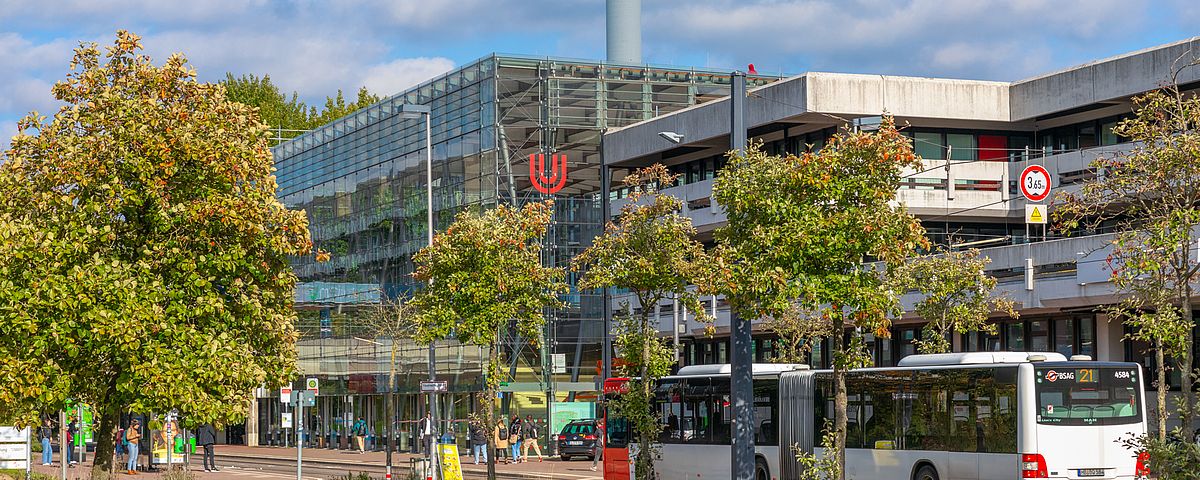 Blick auf die Glashalle von der Haltestelle Universität/Zentralbereich.