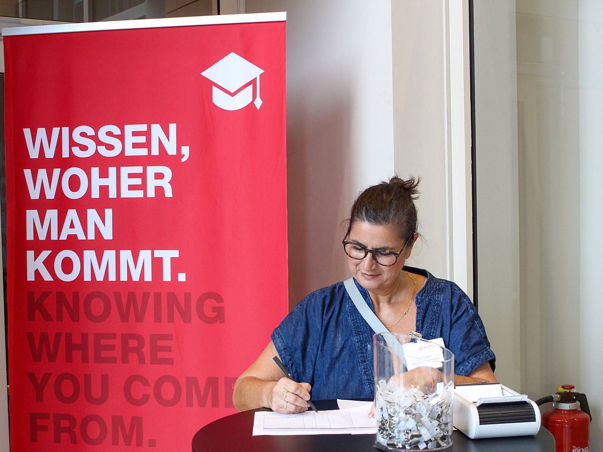Mitarbeiterin vor Empfang einer Veranstaltung