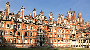 Das Bild zeigt die Royal Holloway University in London