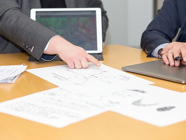 Joint working discussion.