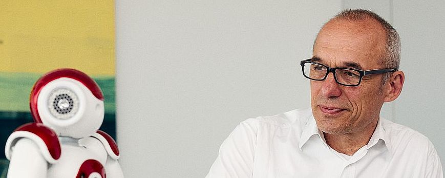 Professor Malaka mit Roboter
