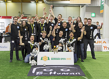 Team B-Human feiert den Sieg der RoboCup German Open 2019