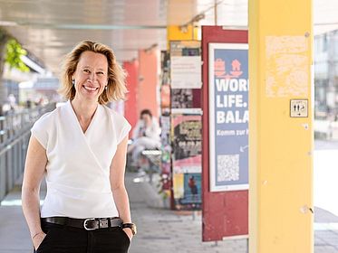 Portraitfoto von Prof. Dr. Karen Struve auf dem Universitätsboulevard im weißen T-Shirt