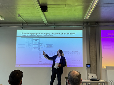 Tobias Röth zeigt auf ein Beamer Bild