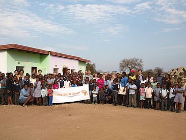 Gruppe afrikanischer Kinder vor einem Haus