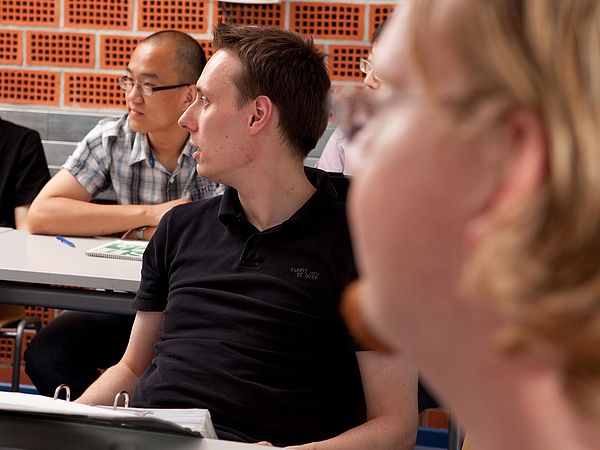 Aufmerksame Zuhörer in einem Seminarraum.